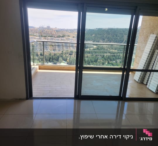 רצפה נקייה ומרפסת עם נוף עירוני